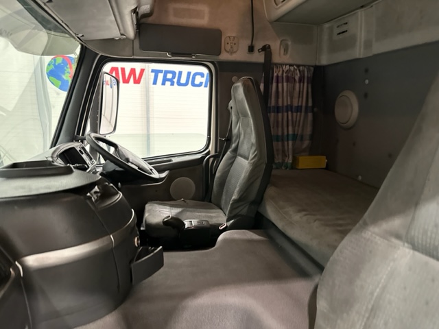 Volvo FM 300 6×2 Sleeper Cab Curtainsider