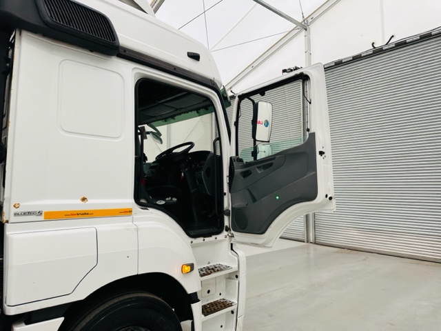 Mercedes 2543 6×2 10 Tyre Rear Lift Sleeper Cab Box Van