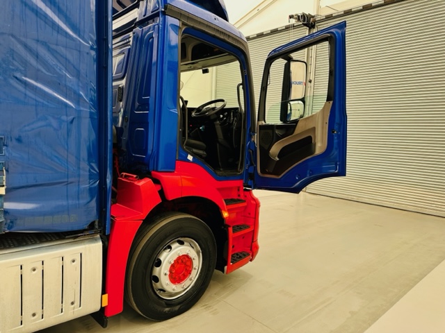 Mercedes Actros 1824 Day Cab Curtainsider
