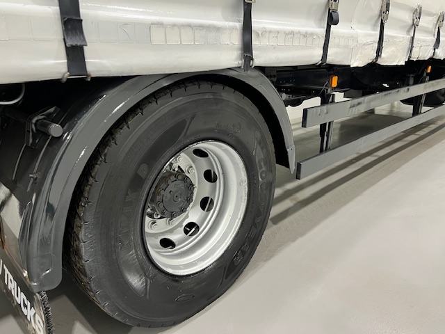 MAN TGM 18.250 4×2 Sleeper Cab Curtainsider