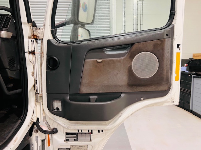 Volvo FM9 260 10 Tyre Sleeper Cab Curtainsider