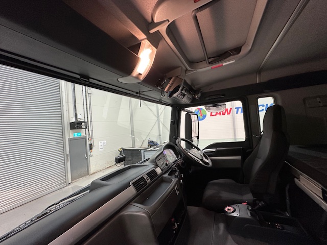 MAN TGS 26.320 6×2 Sleeper Cab Fridge Box