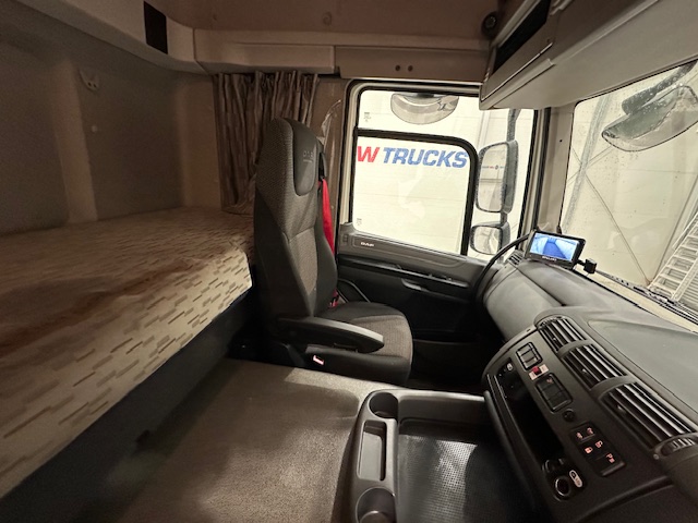 DAF CF 330 6×2 Rear Lift Sleeper Cab Curtainsider