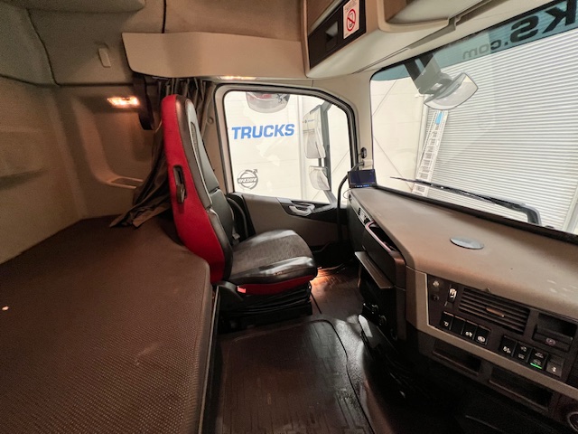 Volvo FH 460 6×2 Midlift Tractor Unit
