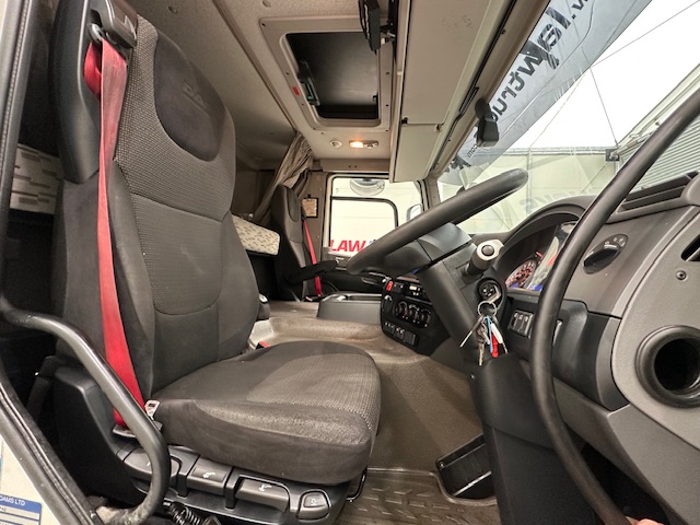 DAF CF 370 6×2 Sleeper Cab Fridge Box