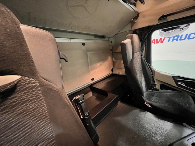 Mercedes Actros 1824 4×2 Sleeper Cab Fridge Box