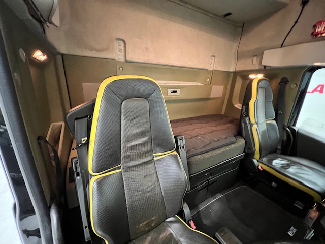 Volvo FH16 750 6×2 Midlift Tractor Unit