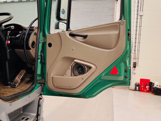 DAF CF75 310 Rear Lift Day Cab Dropside Brick Grab