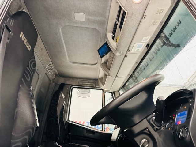 Iveco Stralis 310 AT 6×2 Box Van