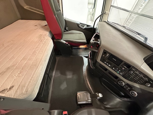 Volvo FH 500 Euro 5 6×2 Tractor Unit Safari Edition