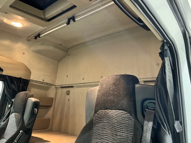 Mercedes Actros 2530 6×2 Sleeper Cab Curtainsider