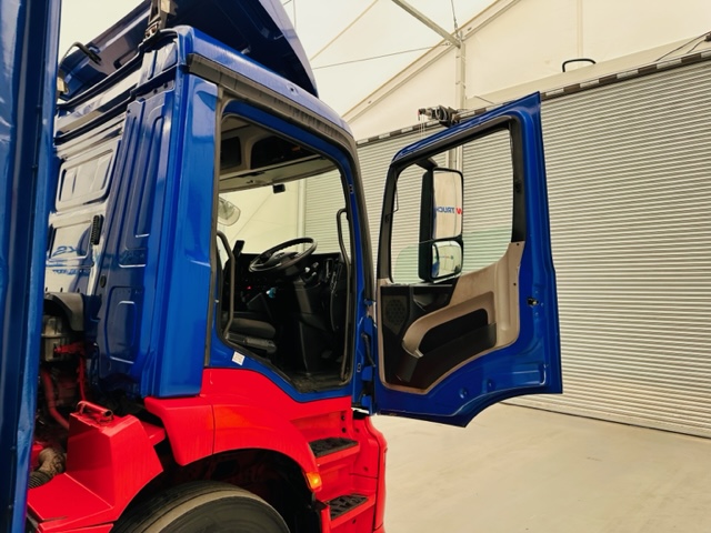 Mercedes Actros 1824 Day Cab Curtainsider