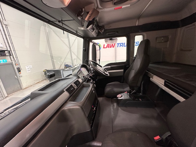 MAN TGS 26.320 6×2 Sleeper Cab Fridge Box