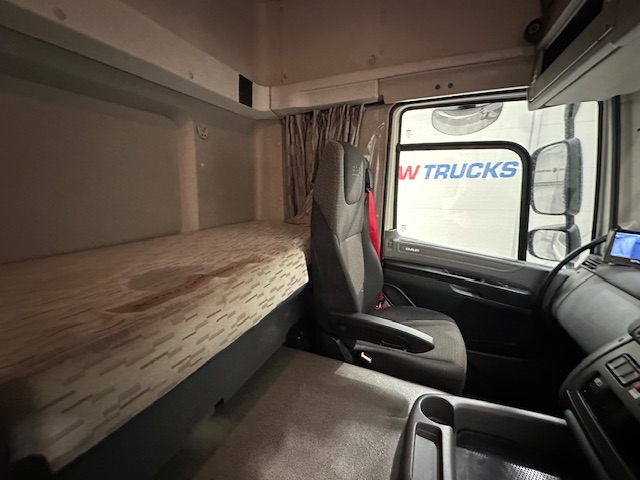 DAF CF 330 6×2 Rear Lift Sleeper Cab Curtainsider