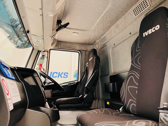 Iveco Stralis 310 AT Euro 6 6×2 Box Van