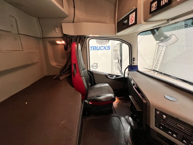 Volvo FH 460 6×2 Midlift Tractor Unit