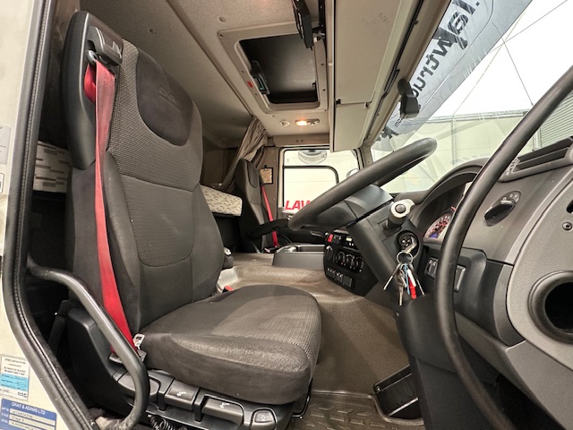 DAF CF 370 6×2 Sleeper Cab Fridge Box