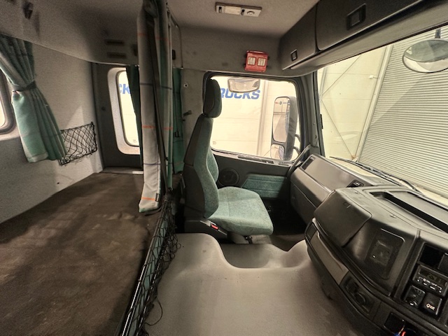 Volvo FM12 340 Rear Lift Sleeper Beavertail