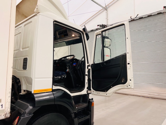 Iveco Stralis 310 AT 6×2 Box Van