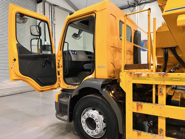 Volvo FE 240 4×2 Day Cab Gritter