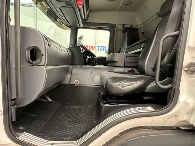 Scania P230 4×2 Sleeper Cab Curtainsider Manual