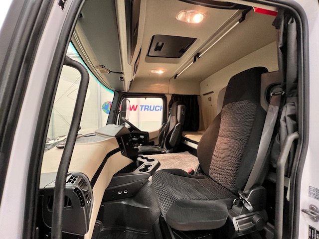 Mercedes Actros 1824 4×2 Sleeper Cab Curtainsider