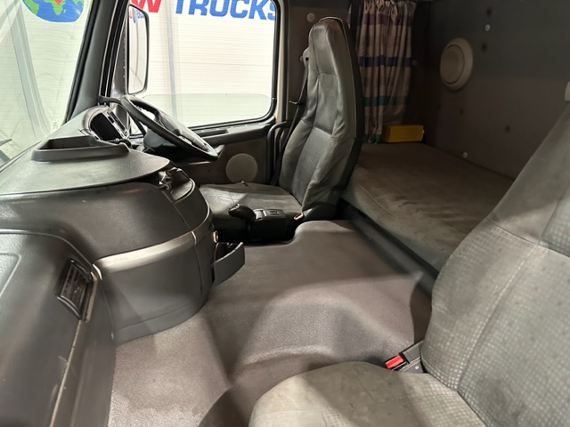 Volvo FM 300 6×2 Sleeper Cab Curtainsider