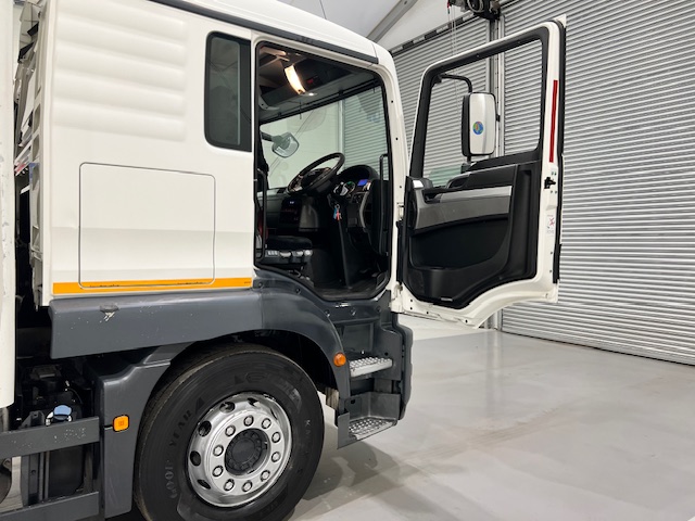 MAN TGM 18.250 4×2 Sleeper Cab Curtainsider