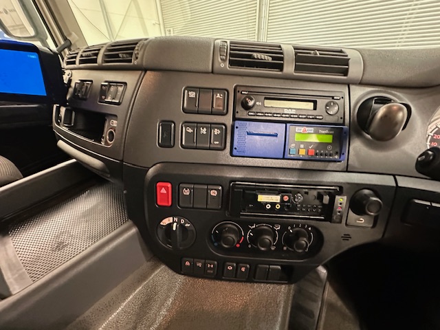 DAF CF 370 6×2 Sleeper Cab Fridge Box
