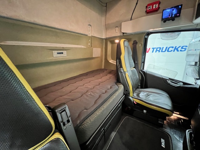 Volvo FH16 750 6×2 Midlift Tractor Unit