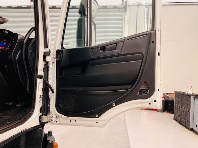Iveco Stralis 310 AT 6×2 Box Van