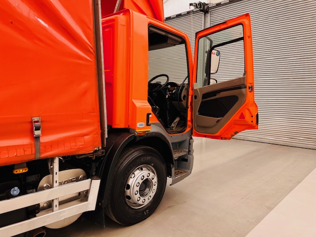 DAF CF75 310 6×2 Rear Lift Day Cab Curtainsider
