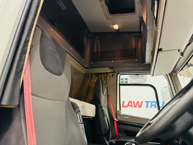 DAF CF75 310 6×2 Rear Lift Sleeper Cab Curtainsider