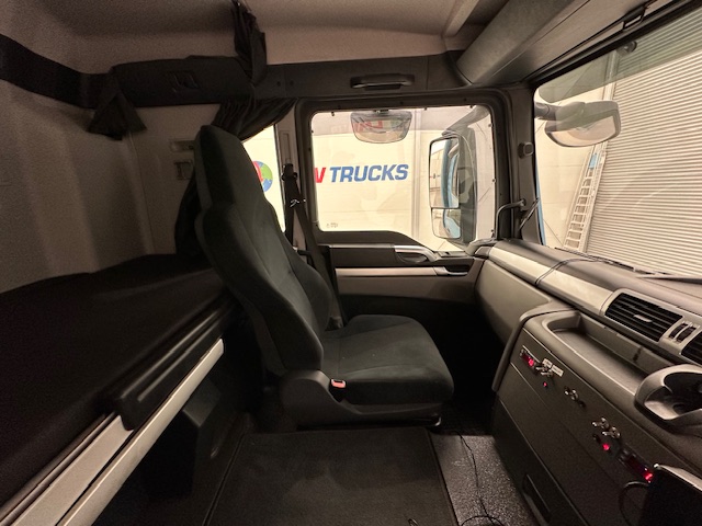 MAN TGS 26.360 6×2 Sleeper Cab Insulated Box Van