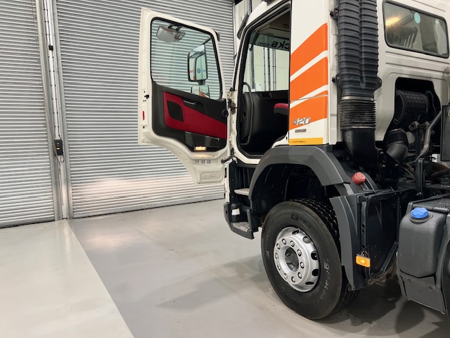 Volvo FMX 420 8×4 Day Cab Steel Tipper