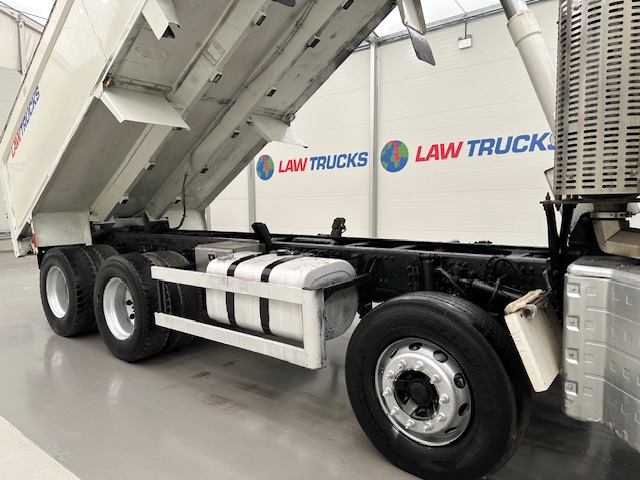 Volvo FM 410 8×4 Sleeper Cab Tar Spec Tipper