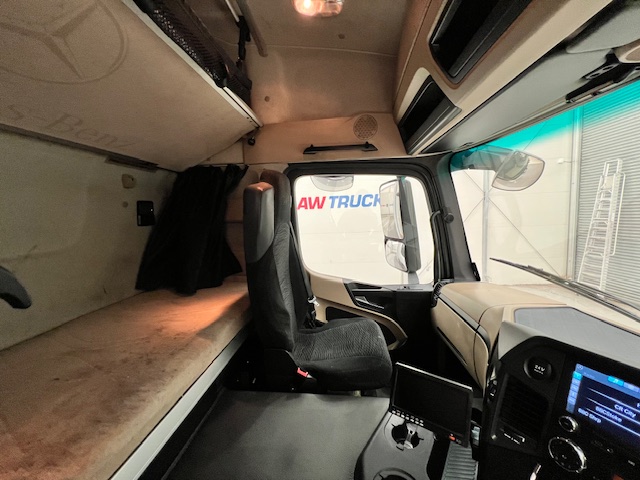 Mercedes Actros 1824 4×2 Sleeper Cab Fridge Box