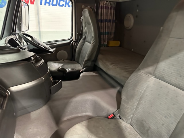 Volvo FM 300 6×2 Sleeper Cab Curtainsider