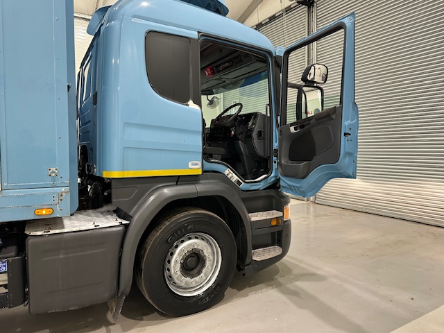 Scania P320 6×2 10 Tyre Rear Lift Insulated Box Van