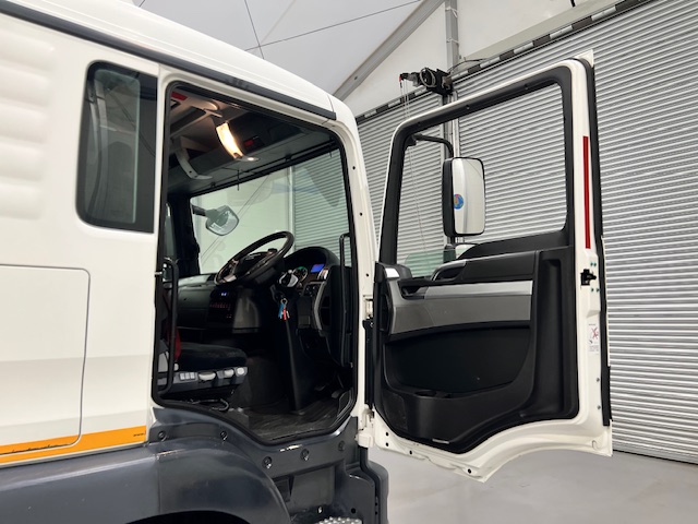MAN TGM 18.250 4×2 Sleeper Cab Curtainsider