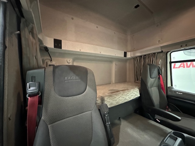 DAF CF 330 6×2 Rear Lift Sleeper Cab Curtainsider