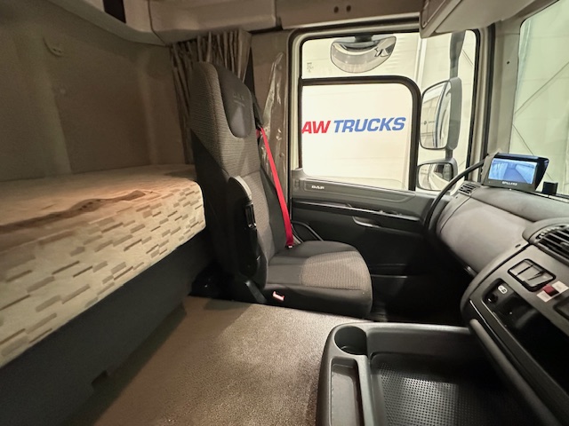 DAF CF 330 6×2 Rear Lift Sleeper Cab Curtainsider