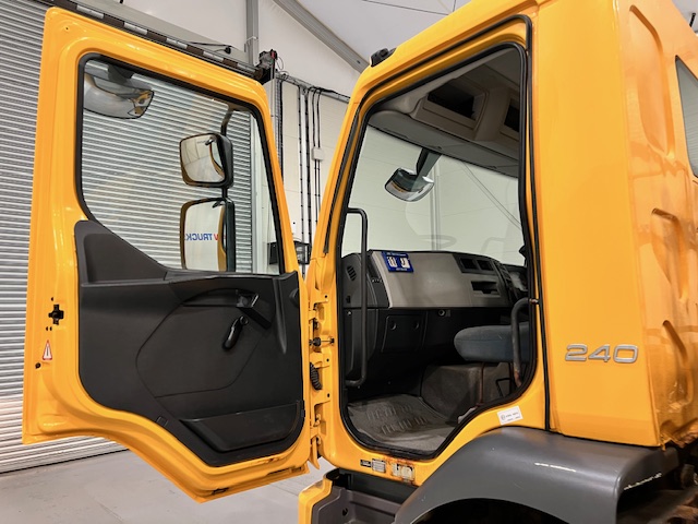 Volvo FE 240 4×2 Day Cab Gritter