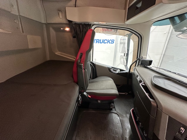 Volvo FH 500 6×2 Midlift Tractor Unit