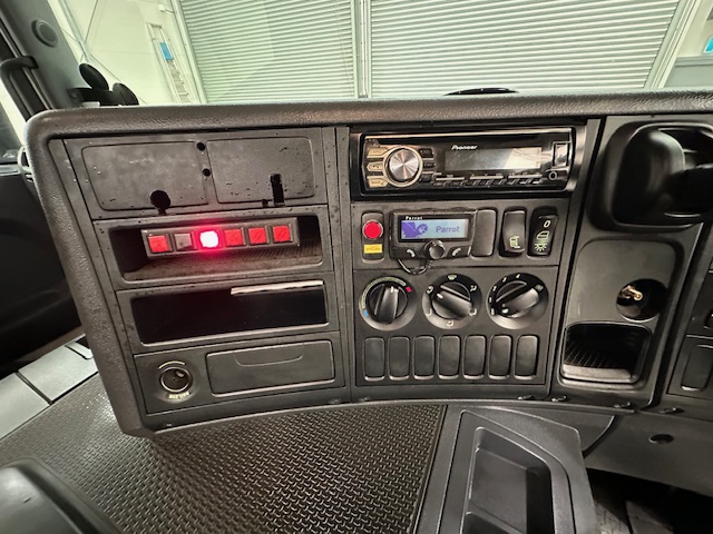 Scania P250 4×2 Day Cab Skip Loader