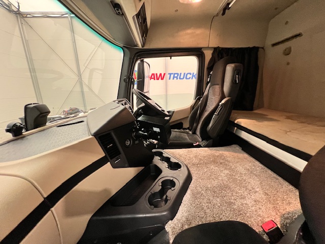 Mercedes Actros 1824 4×2 Sleeper Cab Curtainsider
