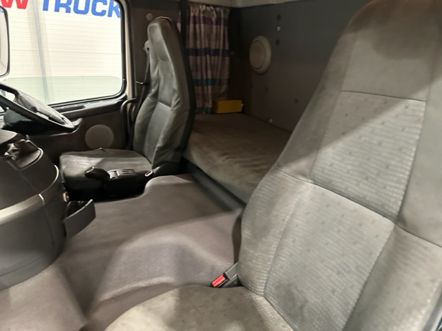Volvo FM 300 6×2 Sleeper Cab Curtainsider