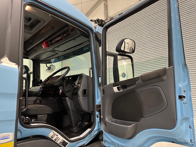 Scania P320 6×2 10 Tyre Rear Lift Insulated Box Van