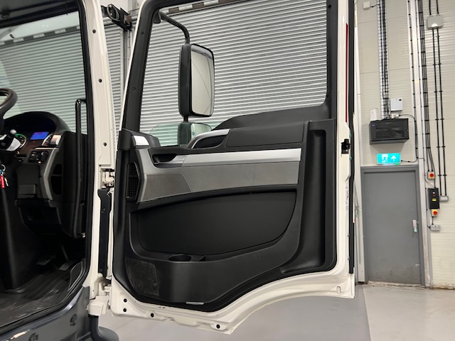 MAN TGM 18.250 4×2 Sleeper Cab Curtainsider
