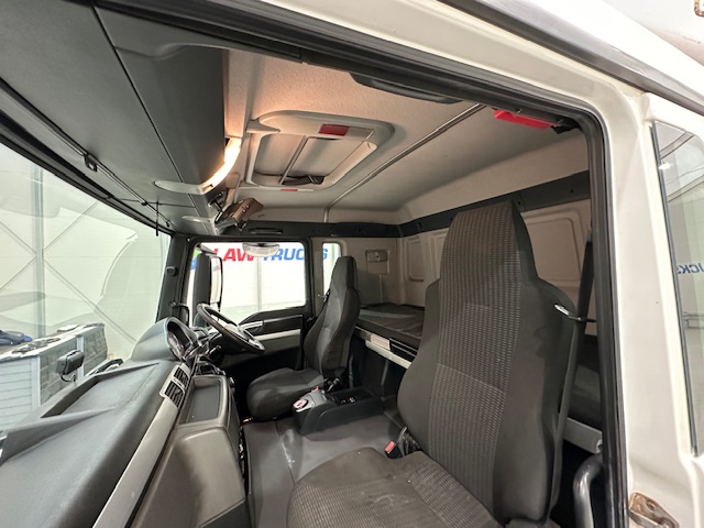 MAN TGS 26.320 6×2 Sleeper Cab Fridge Box